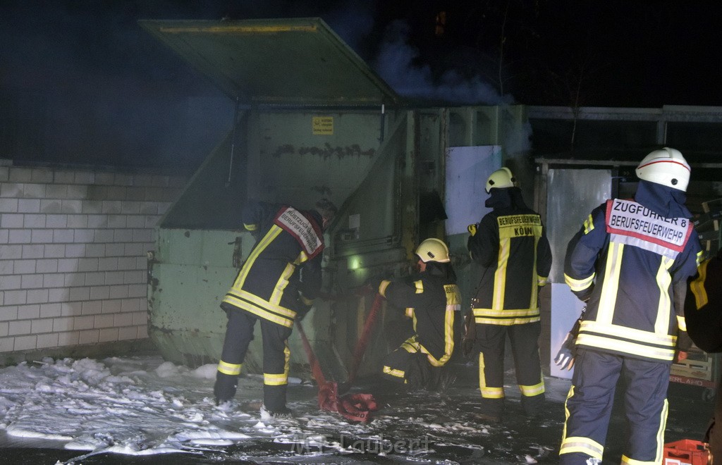 Feuer Papp Presscontainer Koeln Hoehenberg Bochumerstr P166.JPG - Miklos Laubert